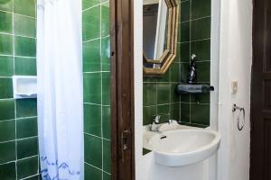 apartamento-casa-rural-alt-emporda-4-personas-catalunya-lavabo-banera