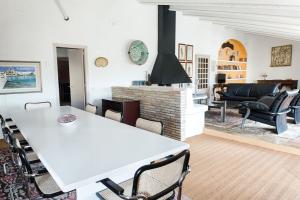 apartamento-casa-rural-alt-emporda-equipado-castello-empuries-4-personas-catalunya-salon-comedor opt